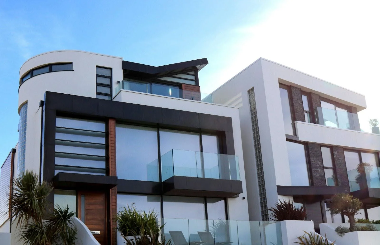 picture-of-a-contemporary-multi-story-white-villa-with-large-glass-balconies