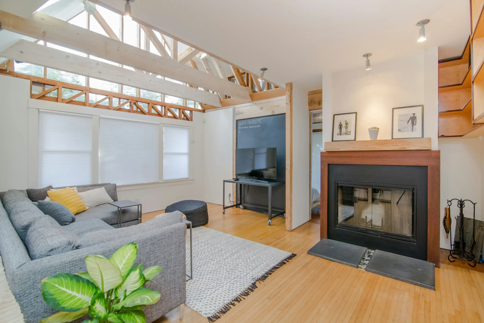 photo-of-a-living-room-with-an-open-ceiling-with-wood-beams